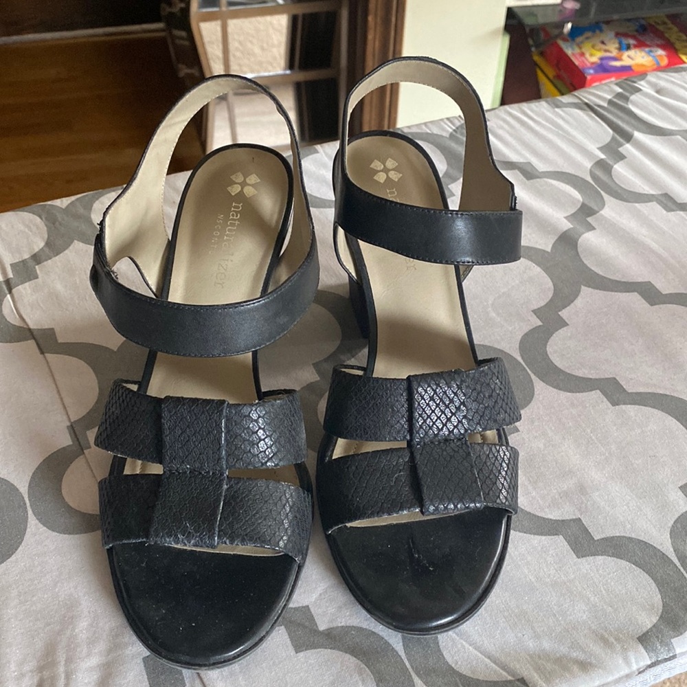 Naturaluzer Black Strappy Sandal Size 8w